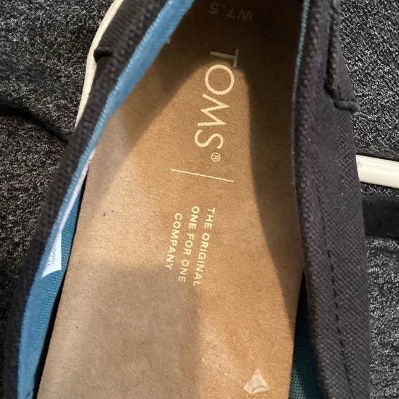 Tom’s slip on shoe Woman’s 7.5 black with white soles slightly used - Picture 16 of 16